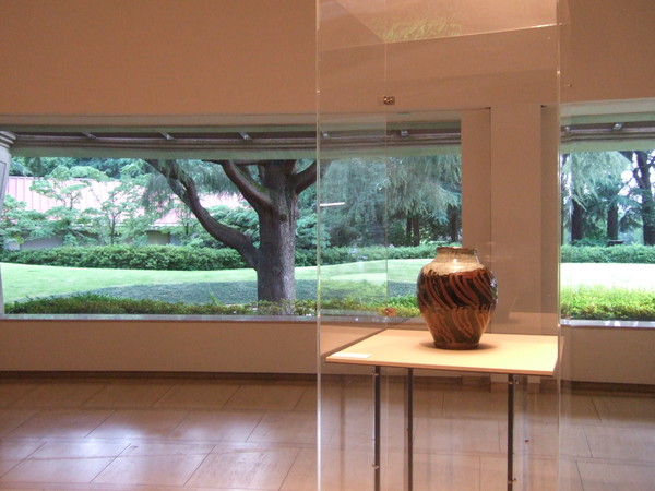 濱田庄司《掛分指描 壺》制作年不詳 大阪市立東洋陶磁美術館蔵 堀尾幹雄コレクション