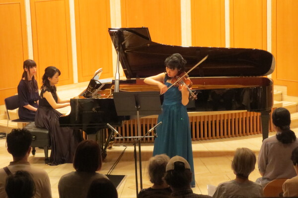 橋本彩子氏／ヴァイオリン、梅村百合氏／ピアノ（第258回プロムナード・コンサート、2019年）  