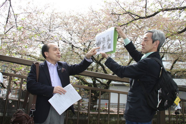 「東宝スタジオ展 映画=創造の現場」関連企画「成城映画散歩」ツアーの様子