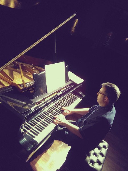 ハビエル・バスケス・グレラ / ピアノ