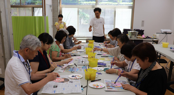 サマー・ワークショップ「お面でトモダチ!似顔絵セッション」の様子