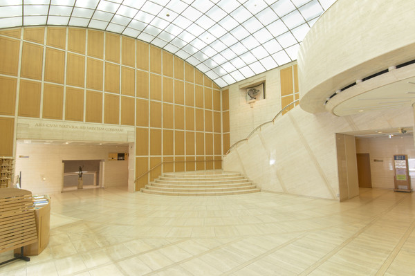 世田谷美術館エントランス・ホール