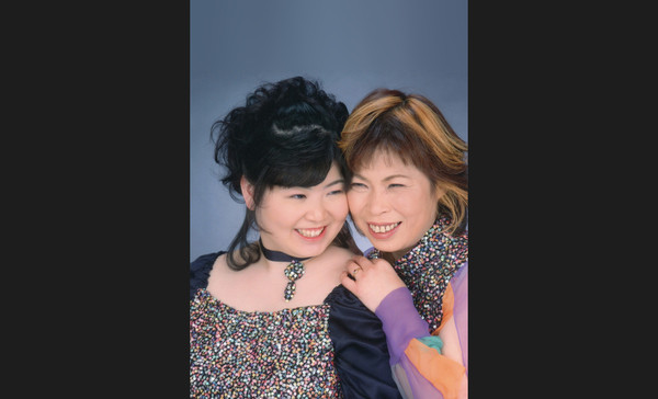 Duo Uchida: 内田 久己(左)、内田万海（右）／ピアノ