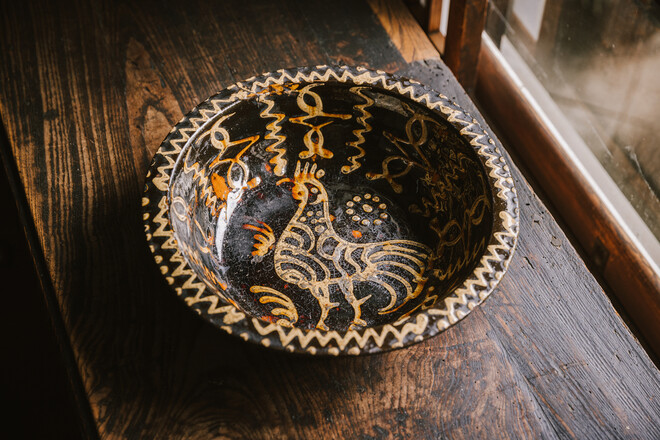 スリップウェア鶏文鉢　イギリス 18世紀後半　日本民藝館蔵　Photo: Yuki Ogawa
