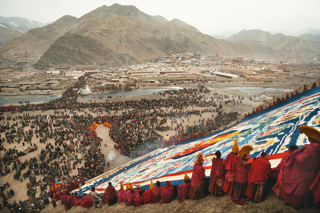 野町和嘉　「大祈願会で披露された巨大タンカ。甘粛省、中国」　1989年　© Kazuyoshi Nomachi