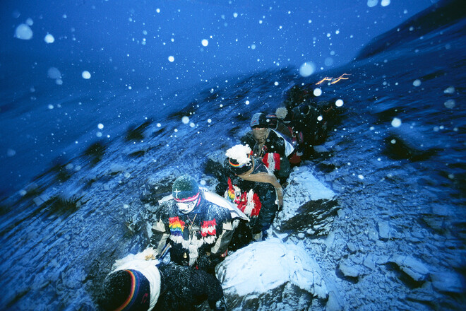 野町和嘉　「氷河に十字架を建てるために登山する巡礼者。ペルー」　2004年　© Kazuyoshi Nomachi