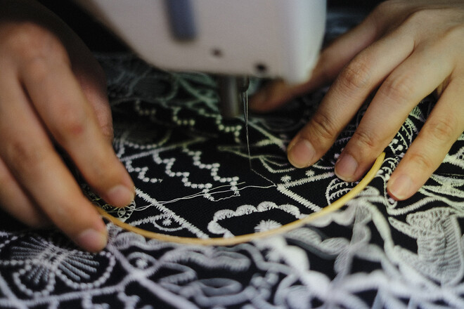 刺繍工場での補修作業 手元風景 Photo : Yayoi Arimoto